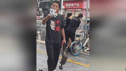 男子路边吃瓜视频下载观看,男子路边吃瓜视频走红网络，下载观看热潮席卷而来